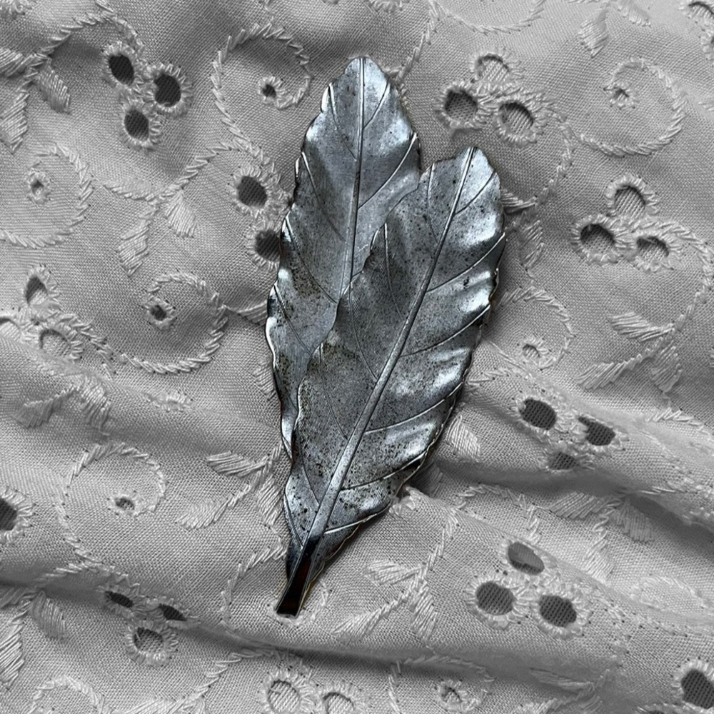 Vintage leaf pin brooch 🖤